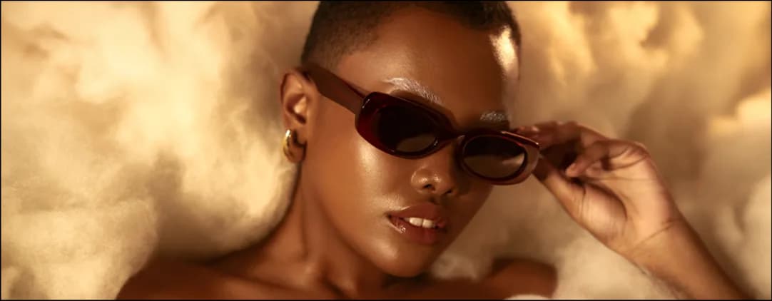 Model mengenakan kacamata hitam Heykama