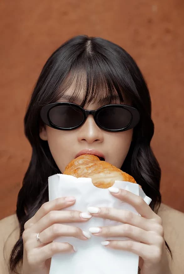 Model mengenakan kacamata hitam oval Heykama
