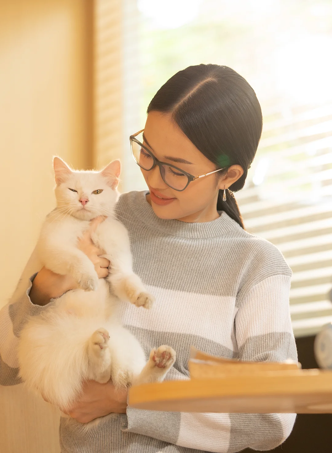 Model mengenakan kacamata bulat Heykama