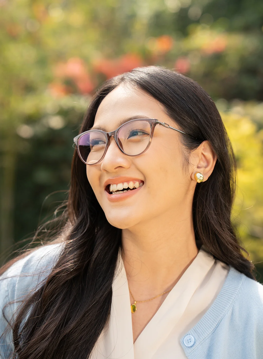 Model mengenakan kacamata hitam oval Heykama